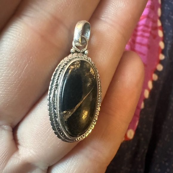 Black stone (quartz?) with gold sterling silver pendant - Picture 2 of 4